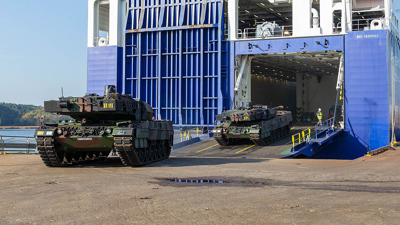 Panzer vom Typ "Leopard 2" werden nach ihrer Verschiffung für das Großmanöver der Nato in Norwegen auf das Hafengelände von Fredrikstad gefahren Foto: dpa