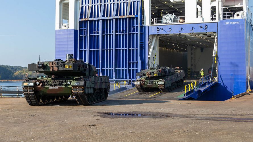 Panzer vom Typ "Leopard 2" werden nach ihrer Verschiffung für das Großmanöver der Nato in Norwegen auf das Hafengelände von Fredrikstad gefahren Foto: dpa