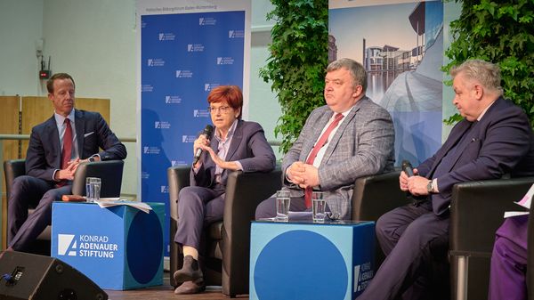 Stefan Jock (Sales und Business Development Hensoldt Optronics GmbH), Inge Gräßle (CDU/CSU), Ramunas Misiulis (Botschafter der Republik Litauen) und Michael Link (FDP) sprachen im zweiten Panel zum Thema „Die Europäische Union: wirtschaftliche Supermacht, militärisches Mittelmaß". Foto: DBwV/Ingo Kaminsky