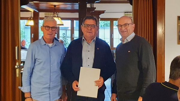 Vorsitzender Oberstabsfeldwebel a.D. Armin Rother (von links) mit dem ausgezeichneten Kameraden Stabsfeldwebel a.D. Gerhard Stegers und Stellvertreter Oberst a.D. Wolfgang Mika. Foto: Karlheinz Thürauf und C. Rother