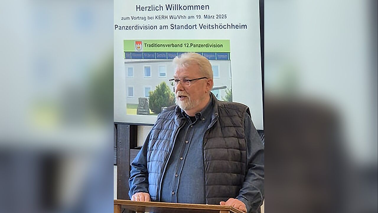 KERH-Vorsitzender Feldwebel d.R. Siegbert Schneider begrüßte zu dieser geschichtsträchtigen Veranstaltung. Foto: Roland Stengl