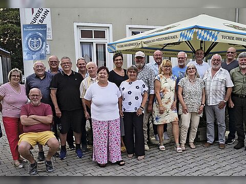 Mitglieder und Gäste der gemeinsamen Veranstaltung der KERH Hemau und der Veteranen der 2./RakArtBtl 42 mit dem Organisator Stabsfeldwebel d.R. Michael Mathes (1.von rechts). Foto: Michael Mathes