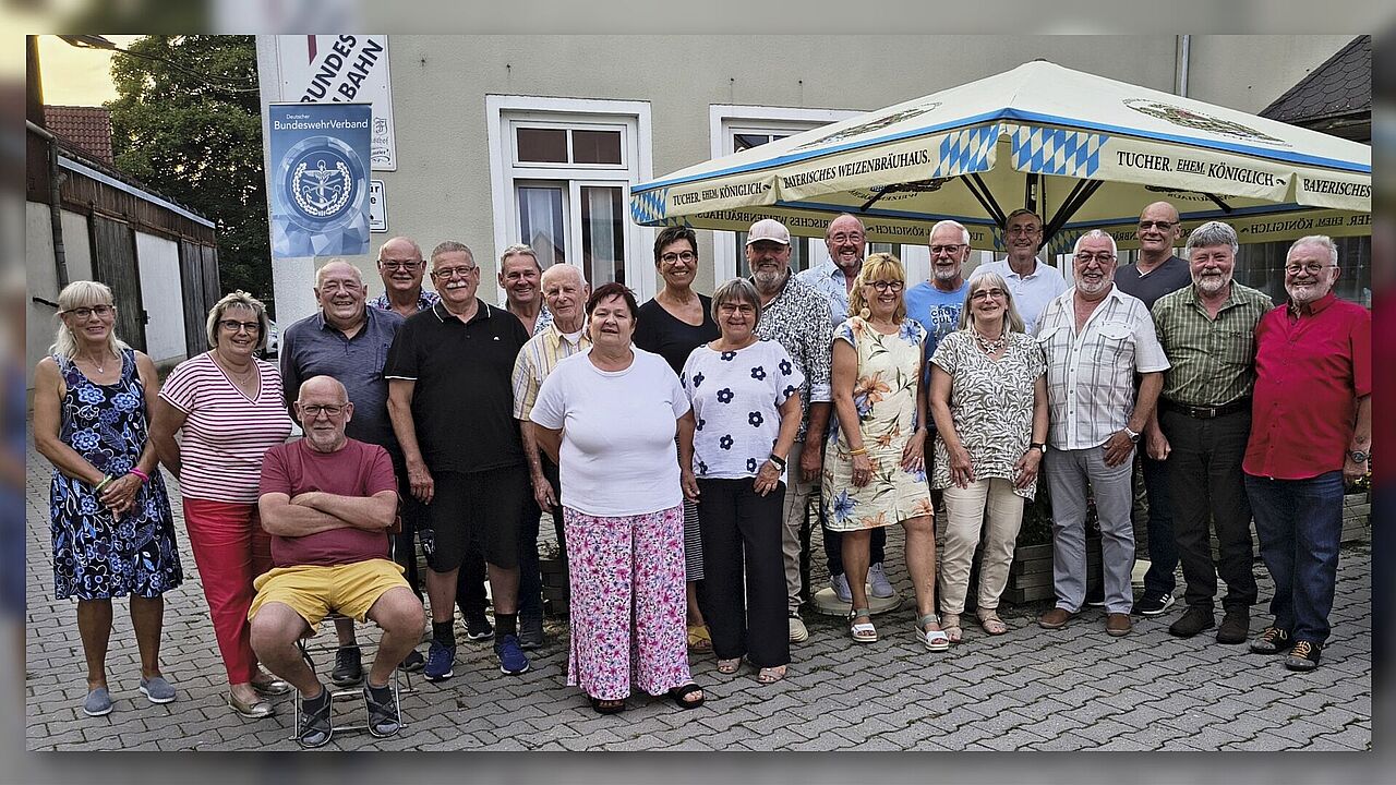 Mitglieder und Gäste der gemeinsamen Veranstaltung der KERH Hemau und der Veteranen der 2./RakArtBtl 42 mit dem Organisator Stabsfeldwebel d.R. Michael Mathes (1.von rechts). Foto: Michael Mathes