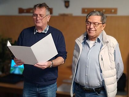 Bei der Wahlversammlung der Kameradschaft ERH Oberer Bayerischer Wald wurde Stabsfeldwebel a.D. Josef Bemerl (r.) von Oberstabsfeldwebel a.D. Bernhard Hauber für 50-jährige Mitgliedschaft im DBwV geehrt. Foto: Karl-Heinz Grabe