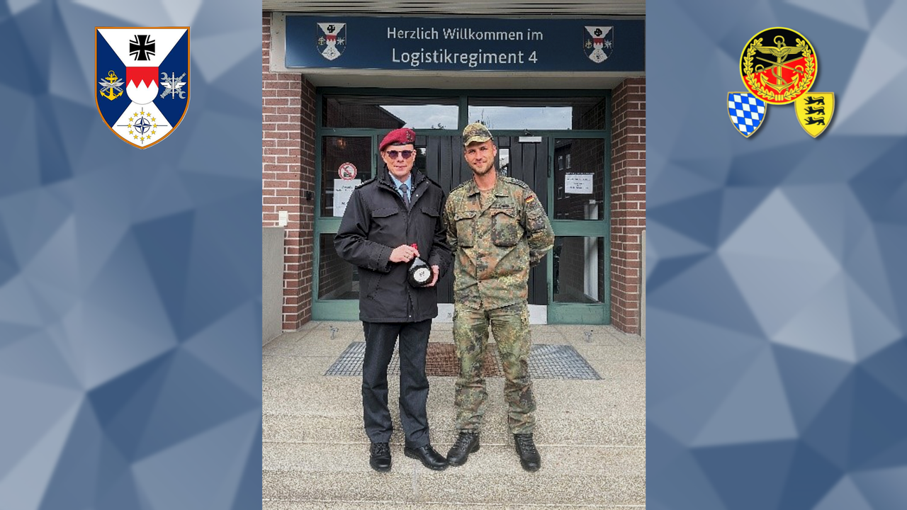 Nach der Wahl der TruKa Mainfranken-Kaserne bedankte sich Vorsitzender Stabsfeldwebel Sascha Schmidt (r.) beim stellvertretenden Vorsitzenden Unterstützungsbereich im Bundesvorstand, Oberst i.G. Chacón Blazquez. Foto: Sascha Schmidt