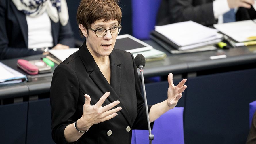 Annegret Kramp-Karrenbauer stellt sich Fragen der Bundestags