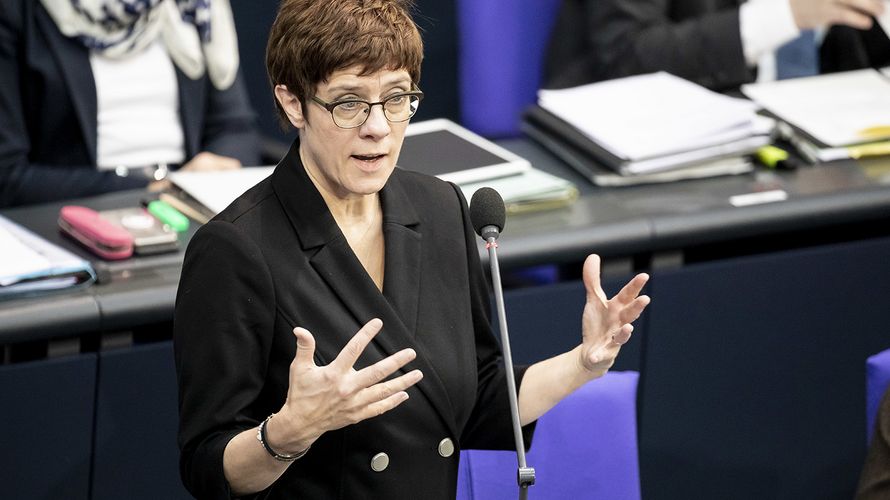 Verteidigungsministerin Annegret Kramp-Karrenbauer bei der Fragestunde im Deutschen Bundestag. Foto: dpa