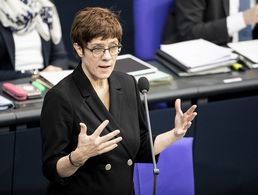 Verteidigungsministerin Annegret Kramp-Karrenbauer bei der Fragestunde im Deutschen Bundestag. Foto: dpa
