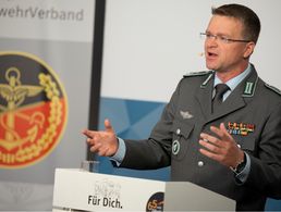 Oberstleutnant André Wüstner würdigte am Rande der Landesversammlung Süddeutschland den 65. Geburtstag des Deutschen BundeswehrVerbandes. Foto: DBwV/Yann Bombeke