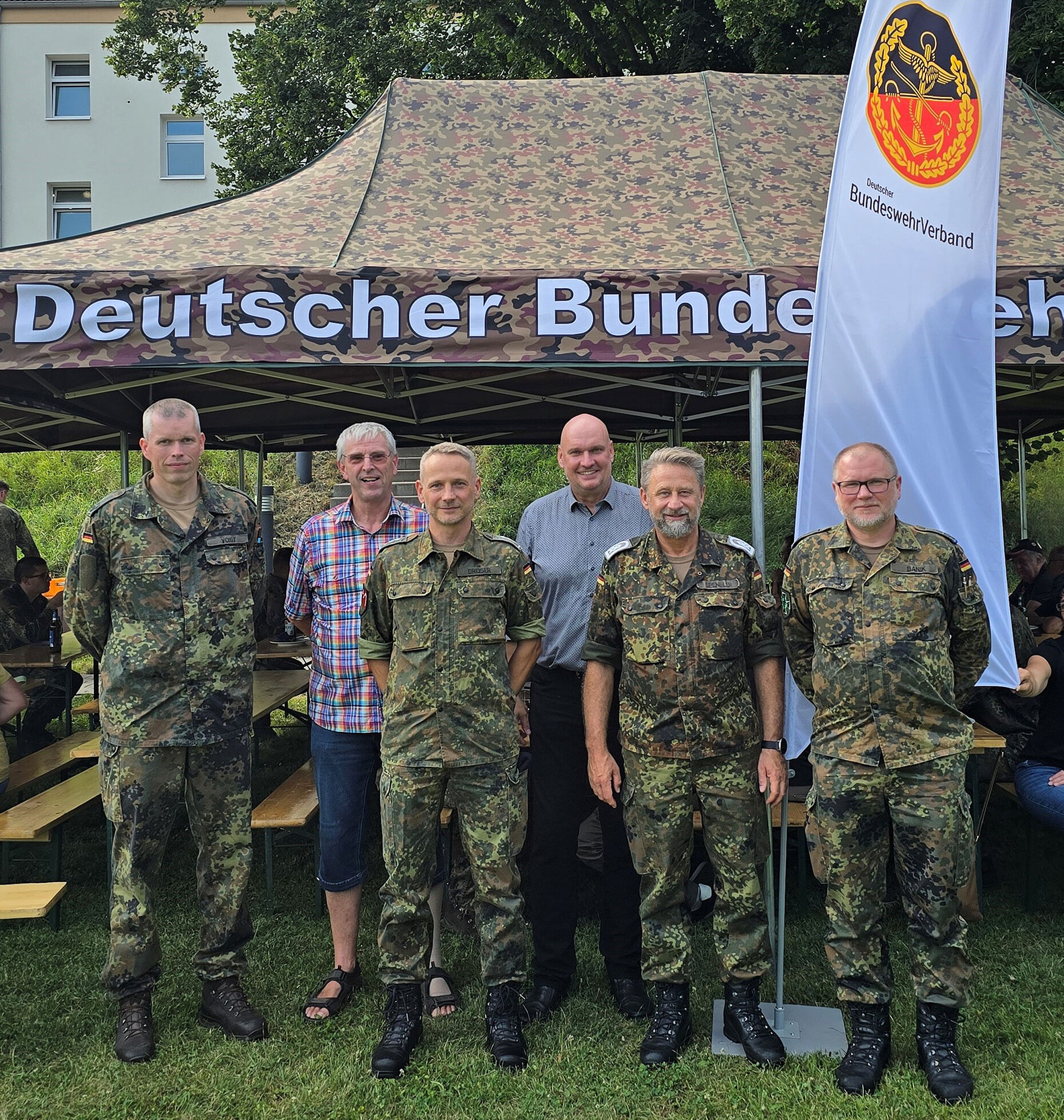 Mit Oberstleutnant Alexander Voigt (l.), Hauptmann Alexander Dreiser (3.v.l.), Bürgermeister Steffen Grimm (3.v.r.) und Oberstleutnant Andreas Banik (r.) konnte der Vorsitzende der StOKa Sondershausen, Stabsfeldwebel Oliver Spengler (2.v.r.), gemeinsam mit dem Standortbeauftragten, Hauptman a.D. Hans-Jürgen Hoffmann, zahlreiche Ehrengäste beim Sommergrillen begrüßen. Foto: Hans-Jürgen Hoffmann