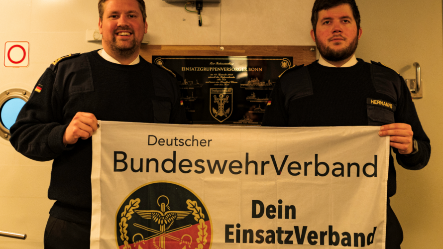 v.l.: Oberbootsmann Schnitter (stv. Vorsitzender) und Hauptbootsmann John Hermanns (Vorsitzender) führen die Truppenkameradschaft der Bonn. Foto: DBwV