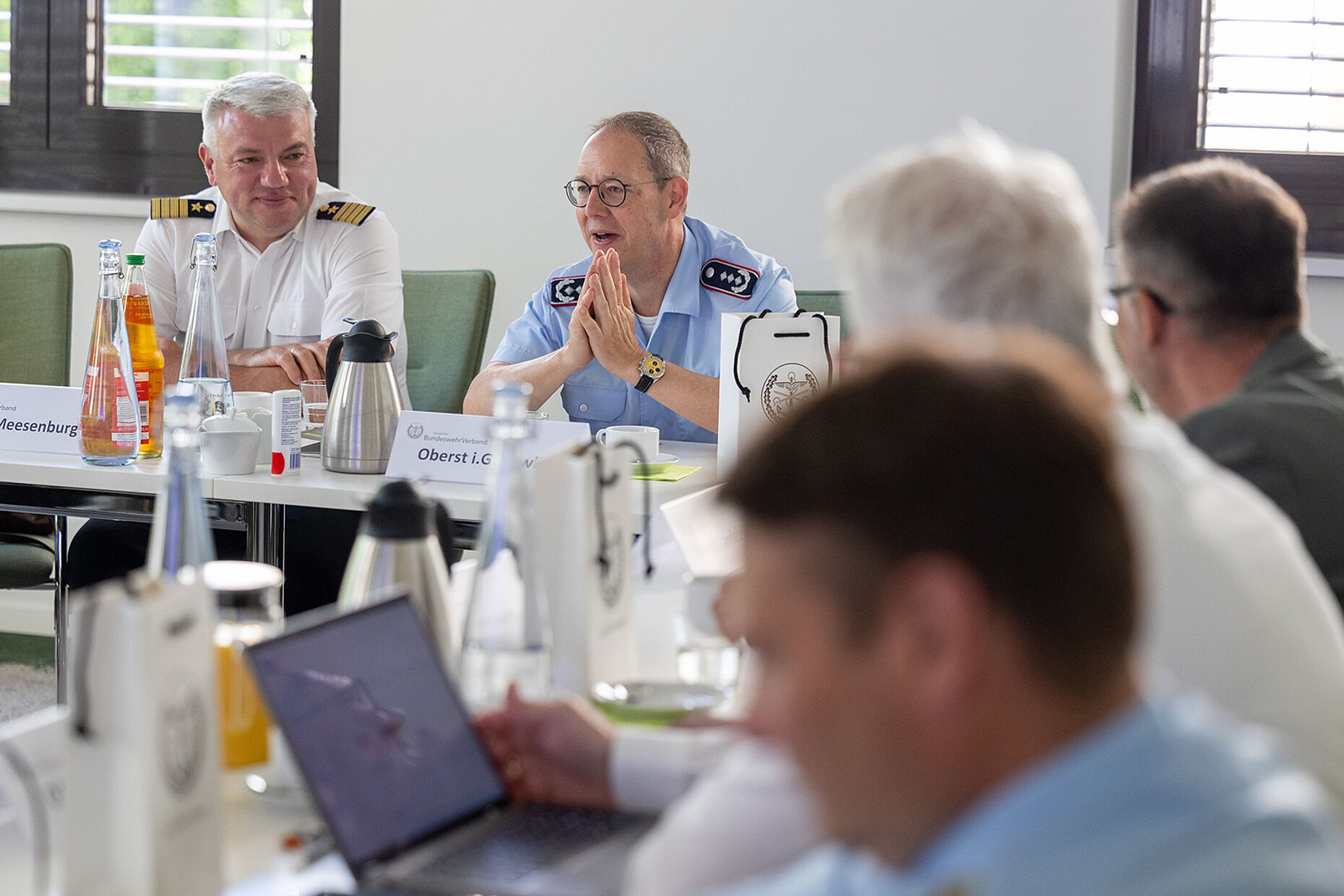 Oberst i.G. Christian Pawlik (2.v.l.) und Kapitän zur See Dr. Kassian Meesenburg (l.) waren zwei der Workshop-Teilnehmer.