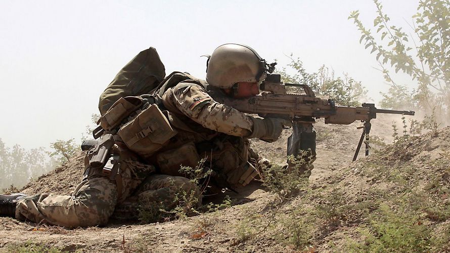 Deutscher Soldat im direkten Feuergefecht mit Aufständischen (Archivfoto: Bundeswehr/von Söhnen)