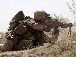 Deutscher Soldat im direkten Feuergefecht mit Aufständischen (Archivfoto: Bundeswehr/von Söhnen)