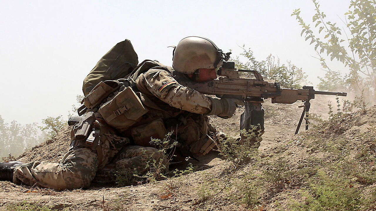 Deutscher Soldat im direkten Feuergefecht mit Aufständischen (Archivfoto: Bundeswehr/von Söhnen)