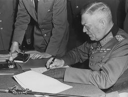 Generalfeldmarschall Wilhelm Keitel unterzeichnet die bedingungslose Kapitulation der Wehrmacht im Hauptquartier der Roten Armee in Berlin-Karlshorst. Foto: PD-USGov-Military-Army