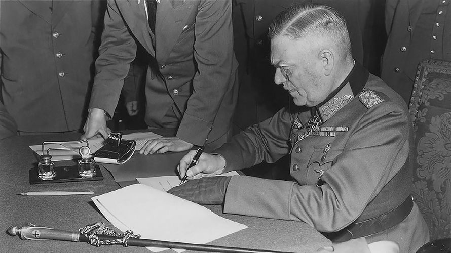Generalfeldmarschall Wilhelm Keitel unterzeichnet die bedingungslose Kapitulation der Wehrmacht im Hauptquartier der Roten Armee in Berlin-Karlshorst. Foto: PD-USGov-Military-Army