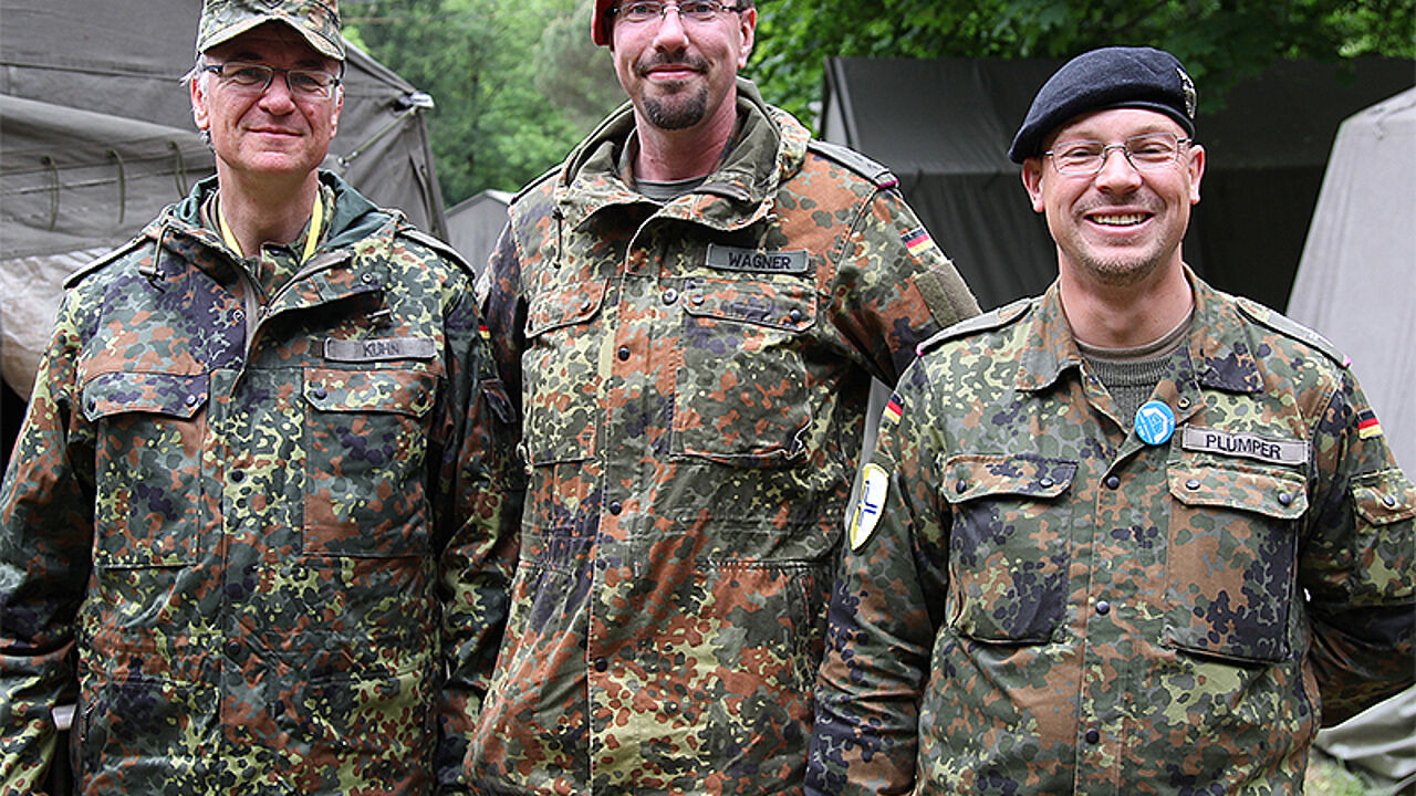 Hauptmann Christian Wagner (M.) mit Militärpfarrern im Zeltlager der Soldaten in Lourdes.