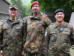 Hauptmann Christian Wagner (M.) mit Militärpfarrern im Zeltlager der Soldaten in Lourdes.