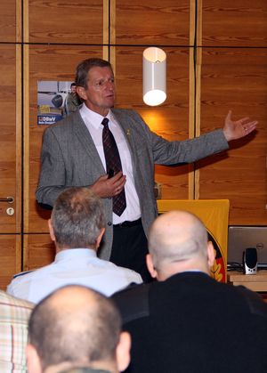 Eberhard Mandel macht die Teilnehmer mit ihren Ansprüchen dem Versorgungsrecht für Soldaten vertraut Foto: DBwV