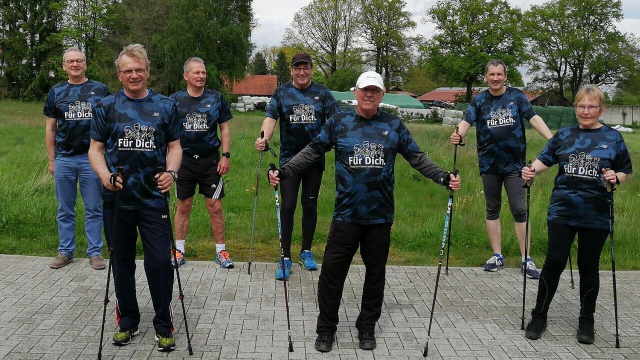  v.l.: Oberstabsfeldwebel a.D. Jörg Meier, die Oberstabsbootsmänner a.D. Michael Redlin und Andreas Pötter, Oberstabsfeldwebel a.D. Rüdiger Neser, Stabsfeldwebel a.D. Wolf-Ingo Schönheit, Oberstabsfeldwebel a.D. Jörg Barenscheer und als Gast Monika Narewski. Foto: DBwV