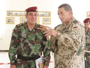 Oberst i.G. Stephan Spöttel (r.): „Die Ausbildung richtet sich nach dem Bedarf der Peschmerga.“ Foto: Bundeswehr/PAO Erbil