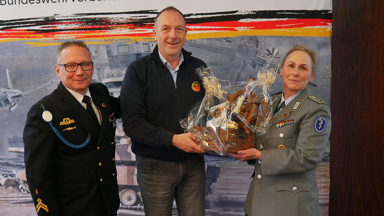 Michael Kohls übergibt Dirk Sommer mit Annett Michels ein Abschiedsgeschenk. Foto: LV Nord