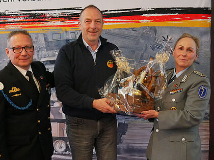 Michael Kohls übergibt Dirk Sommer mit Annett Michels ein Abschiedsgeschenk. Foto: LV Nord