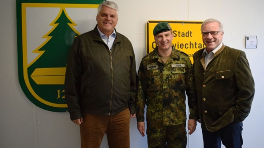 Der Parlamentarische Staatssekretär des Bundesverteidigungsministeriums, Markus Grübel, Oberstleutnant Christoph Huber (Oberviechtach) und Staatssekretär Johannes Hintersberger (MdL), Vorsitzender des Arbeitskreises Wehrpolitik der CSU-Landtagsfraktion Fo