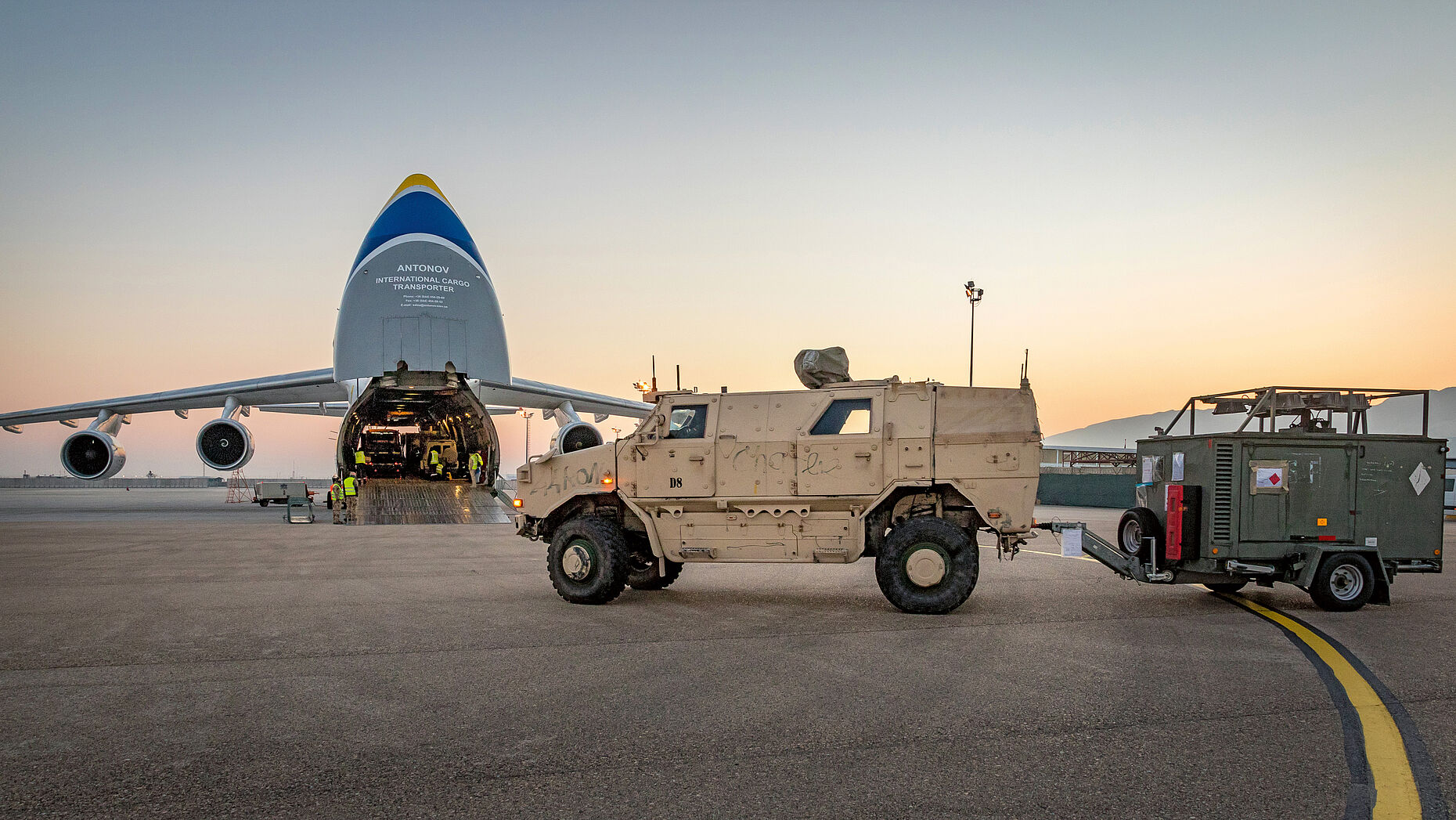 Im Rahmen der Rückverlegung wird im Januar 2021 Material in ein Antonow-Transportflugzeug verladen. Bis Juni 2021 hatten die letzten deutschen Kräfte das Feldlager in Masar-e-Sharif  verlassen. Foto: Bundeswehr/André Klimke