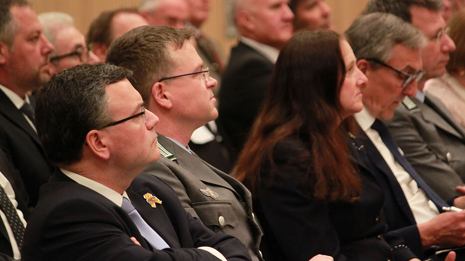 Im Plenum: Staatsminister Florian Hermann, Oberstleutnant André Wüstner, die 1. Bürgermeisterin der Stadt Cham Karin Bucher und Stabsfeldwebel a.D. Gerhard Stärk (v.l.n.r.) Foto: DBwV/Kaminsky
