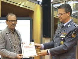 Der DBwV-Bundesvorsitzende André Wüstner ehrte Wolfgang Bender mit der Verdienstnadel in Gold und der dazugehörigen Ehrenurkunde. Foto: DBwV/Kruse