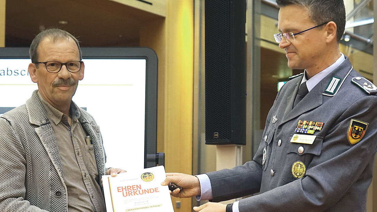 Der DBwV-Bundesvorsitzende André Wüstner ehrte Wolfgang Bender mit der Verdienstnadel in Gold und der dazugehörigen Ehrenurkunde. Foto: DBwV/Kruse