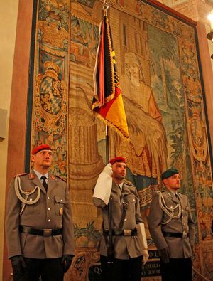 Fahnenabordnung der 10. Panzerdivision nach der Verleihung des Ehrenbands zur Truppenfahne.(Quelle: Bundeswehr, Rabe)