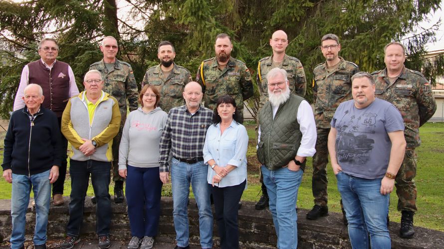 Bezirksvorsitzender Stabsfeldwebel a.D. Franz Jung (2. Reihe v.l.) und StoKa-Vorsitzender Oberstabsfeldwebel Stefan Weyer mit Mitgliedern des neuen Vorstandes. Foto: Stefan Weyer