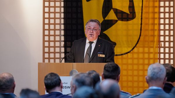Bezirksvorsitzender Stabsfeldwebel a.D. Franz Jung begrüßte die über 100 Gäste aus ganz Bayern zum Jahresempfang. Foto: DBwV/Ingo Kaminsky