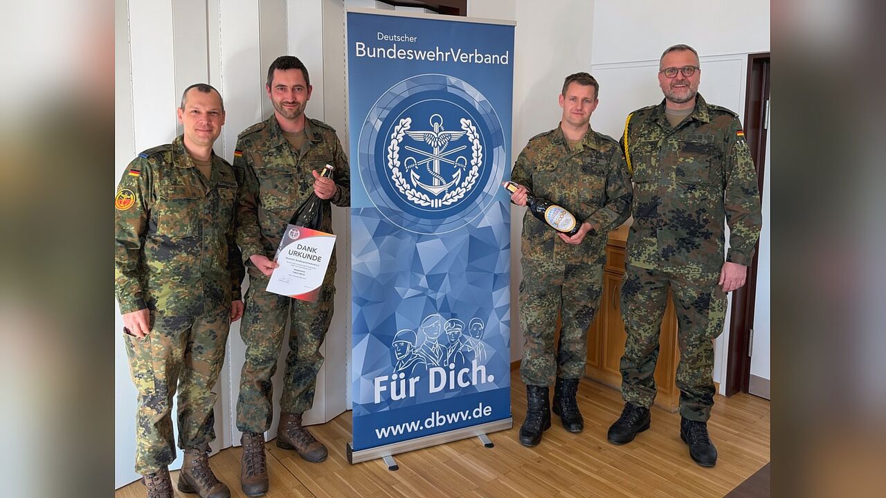 Die Vorsitzenden der StoKa Roding Oberstleutnant Thomas Zimmermann und der TruKa VersBtl 4 verabschieden mit großem Dank und guten Wünschen die Beisitzer Hauptmann Tobias Sterzl und Major Kevin Haar. Foto: Brian Berger