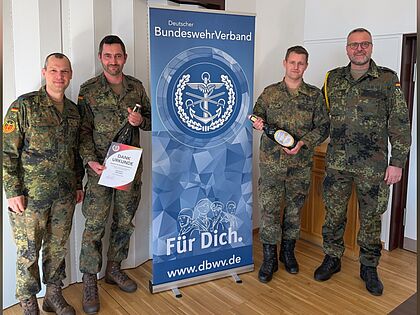 Die Vorsitzenden der StoKa Roding Oberstleutnant Thomas Zimmermann und der TruKa VersBtl 4 verabschieden mit großem Dank und guten Wünschen die Beisitzer Hauptmann Tobias Sterzl und Major Kevin Haar. Foto: Brian Berger