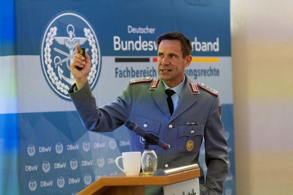 Oberst i.G. Stefan Jeck ist Referatsleiter im Verteidigungsministerium und beschäftigt sich unter anderem mit Personalstrategie, Personallage und -planung. Foto: DBwV/Sarina Flachsmeier