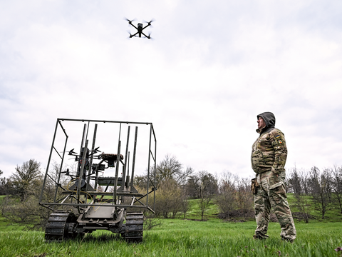 Ein ukrainischer Soldat beobachtet bei Tests, wie eine Drohne von einem bodengebundenen Robotersystem aus gestartet wird. Foto: Picture-Alliance/abaca/Smoliyenko Dmytro/Ukrinform