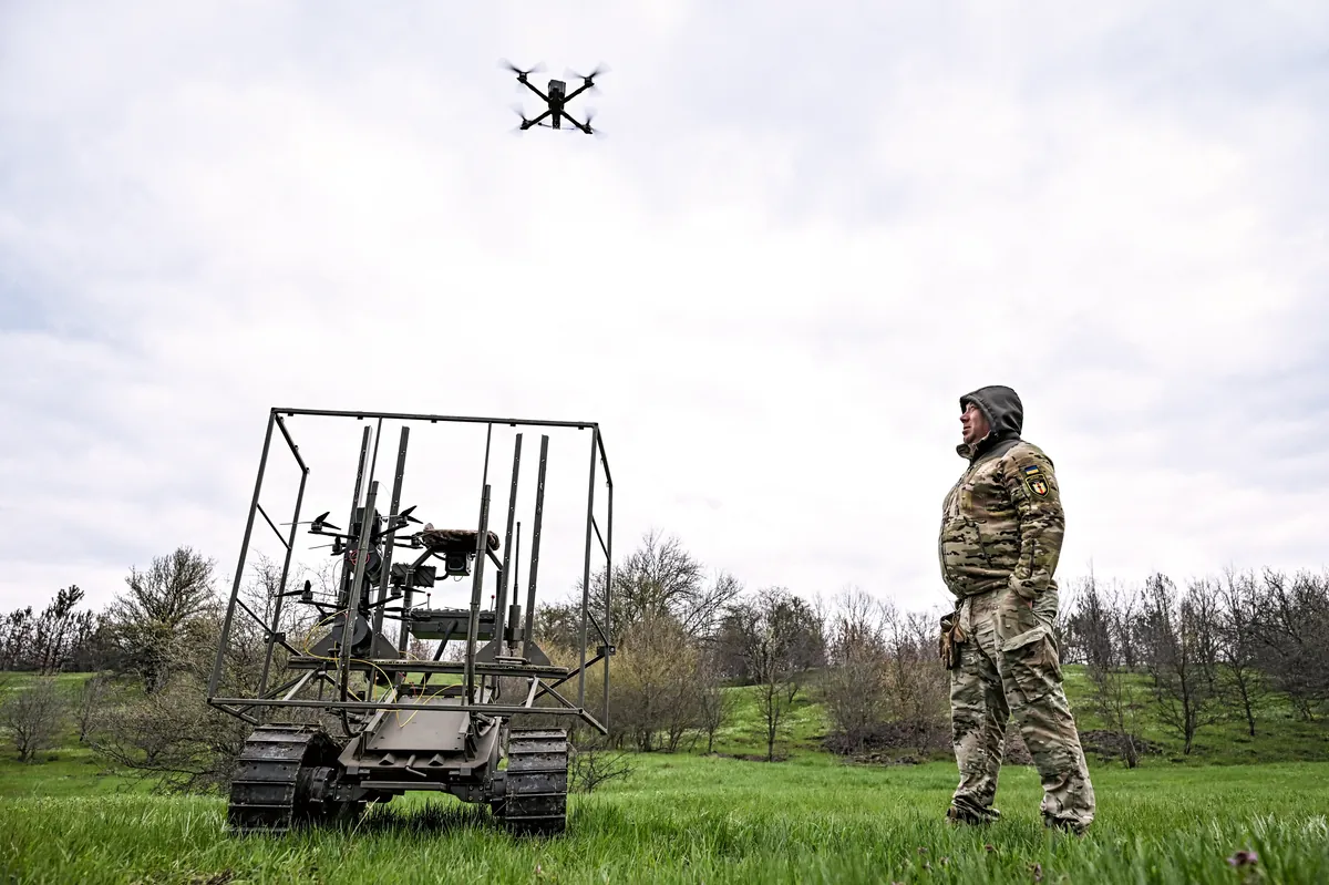 Ein ukrainischer Soldat beobachtet bei Tests, wie eine Drohne von einem bodengebundenen Robotersystem aus gestartet wird. Foto: Picture-Alliance/abaca/Smoliyenko Dmytro/Ukrinform