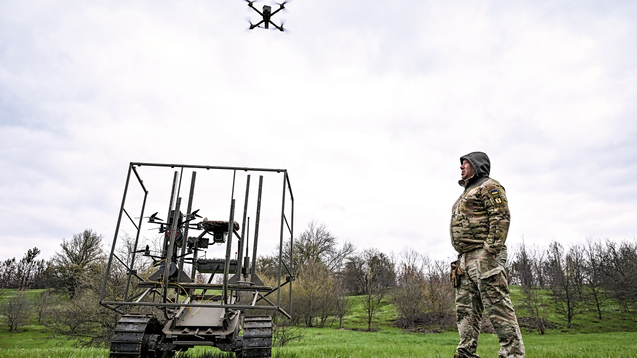 Ein ukrainischer Soldat beobachtet bei Tests, wie eine Drohne von einem bodengebundenen Robotersystem aus gestartet wird. Foto: Picture-Alliance/abaca/Smoliyenko Dmytro/Ukrinform