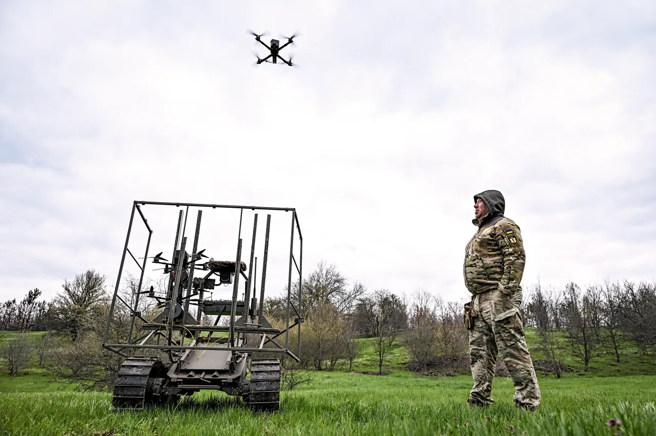 Ein ukrainischer Soldat beobachtet bei Tests, wie eine Drohne von einem bodengebundenen Robotersystem aus gestartet wird. Foto: Picture-Alliance/abaca/Smoliyenko Dmytro/Ukrinform