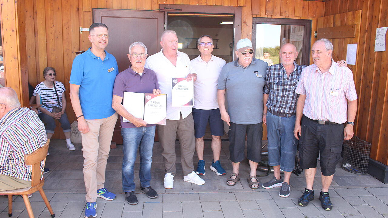 Im Mittelpunkt des Geschehens: Die Jubilare Stabsfeldwebel a.D. Dieter  Gläser und Stabshauptmann a.D. Andreas Müller. Foto:  Stabsfeldwebel a.D. Rudolf Sachs