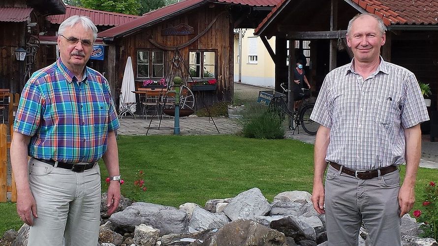 Stabsfeldwebel a.D. Karl Heinz Lotter (l) nach der Übergabe des Vorsitzes über die Kameradschaft an Stabsfeldwebel a.D. Ludwig Birngruber. Foto: Susanne Lotter