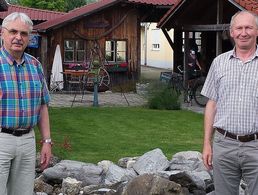Stabsfeldwebel a.D. Karl Heinz Lotter (l) nach der Übergabe des Vorsitzes über die Kameradschaft an Stabsfeldwebel a.D. Ludwig Birngruber. Foto: Susanne Lotter