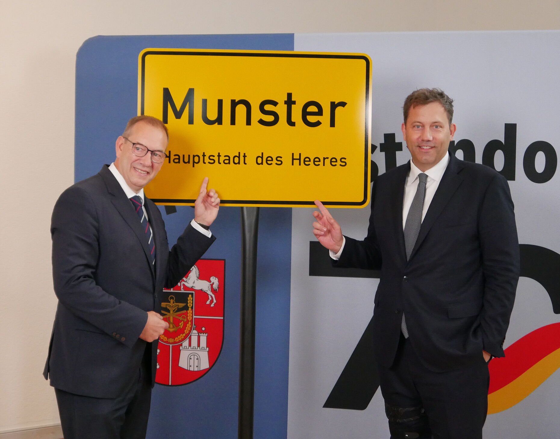 Henning Otte (links) und Lars Klingbeil sind sich der Bedeutung des Standortes Munster und des DBwV bewusst. Foto: DBwV