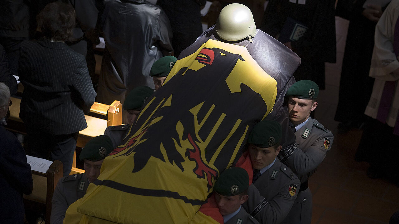 Soldaten tragen den Sarg von Sergej Motz bei der Trauerfeier in der Sankt-Johannes-Kirche in Bad Saulgau. Der Hauptgefreite war wenige Tage zuvor in Afghanistan gefallen. Foto: picture alliance/REUTERS/MIRO KUZMANOVIC 