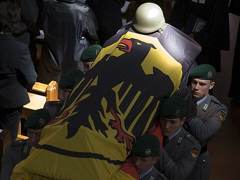 Soldaten tragen den Sarg von Sergej Motz bei der Trauerfeier in der Sankt-Johannes-Kirche in Bad Saulgau. Der Hauptgefreite war wenige Tage zuvor in Afghanistan gefallen. Foto: picture alliance/REUTERS/MIRO KUZMANOVIC 