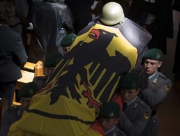 Soldaten tragen den Sarg von Sergej Motz bei der Trauerfeier in der Sankt-Johannes-Kirche in Bad Saulgau. Der Hauptgefreite war wenige Tage zuvor in Afghanistan gefallen. Foto: picture alliance/REUTERS/MIRO KUZMANOVIC